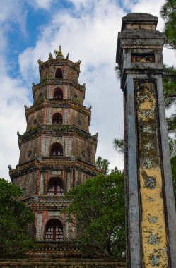 Hue, Vietnam, 10-11-2025: Thien Mu Tapınağı (Göksel Kadın Tapınağı), Hue 'daki tarihi 1601 tapınağı.