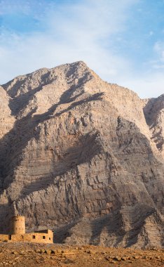 Umman, Ortadoğu: Al Qala Kalesi Bukha 'daki dağa karşı, Musandam Yarımadası' nda (Ruus Al Jibal) bir balıkçı köyü, Hormuz Boğazı 'nın güneyindeki Arap Yarımadası' nın kuzeydoğu noktası.