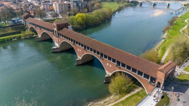 Pavia ve Ticino Nehri 'nin havadan görünüşü, Kapalı Köprü manzarası. Lombardia, İtalya