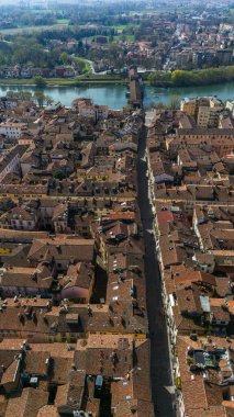 Pavia ve Ticino Nehri 'nin havadan görünüşü, Kapalı Köprü manzarası. Lombardia, İtalya