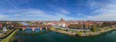 Pavia ve Ticino Nehri 'nin hava manzarası Pavia Katedrali' nin manzarası, Kapalı Köprü. Lombardia, İtalya
