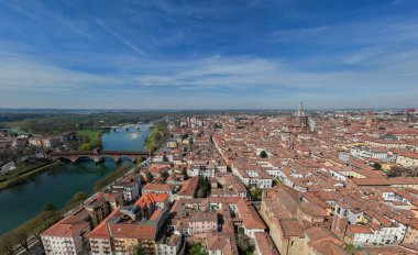 Pavia ve Ticino Nehri 'nin hava manzarası Pavia Katedrali' nin manzarası, Kapalı Köprü. Lombardia, İtalya