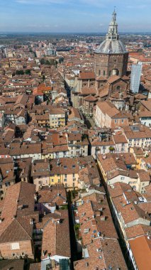 Pavia 'nın havadan görünüşü ve Pavia Katedrali, Kapalı Köprü ve Visconti Kalesi. Lombardia, İtalya