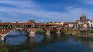 Pavia ve Ticino Nehri 'nin hava manzarası Pavia Katedrali' nin manzarası, Kapalı Köprü. Lombardia, İtalya