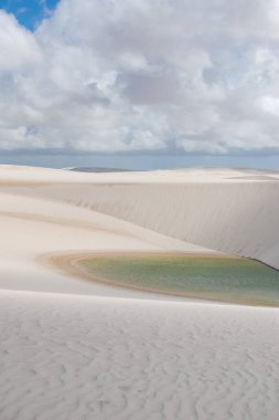 Barreirinhas, Maranhao Eyalet Ulusal Parkı, Brezilya: Lencois Maranhenses 'in beyaz ve yuvarlanan kum tepeleri, tatlı su havuzları, çöl manzarası, dünyanın eşsiz doğal güzelliği.