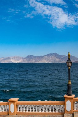 Umman: Musandam Yarımadası 'ndaki Khasab Kıyı Yolu' nun (Ruus Al Jibal) kuzeydoğu noktasındaki sahil şeridinde Hormuz Boğazı 'na bakan bir sokak lambası.