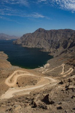 Umman, 03-06-2025: Musandam Yarımadası 'ndaki (Ruus Al Jibal) dolambaçlı yolun doğal güzelliği, barışçıl ortamı ve sularının biyoluminesanlığıyla bilinen havadan görünüşü.
