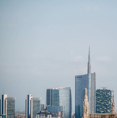 Milan 'ın gökdelenleri, çatıları ve gökdelenleri görünüyor. Arka planda, Unicredit gökdeleni olan Porta Nuova bölgesi 04-15-2025. İtalya
