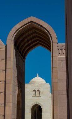 Umman, Ortadoğu, 03-06-2025: Umman 'daki en büyük cami olan Muscat' taki Sultan Qaboos Büyük Camii 'nin mimari detayları 2001 yılında tamamlandı.