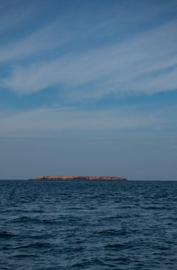 Umman, 03-10-2025: Daymaniyat Adaları 'ndan (Ad Dimaniyat) birinin uzak silueti, deniz kaplumbağaları ve göçmen kuşların yuvası Umman Körfezi' ndeki el değmemiş doğa rezervi ve koruma alanı