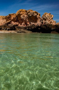 Umman, Ortadoğu, 03-10-2025: Daymaniyat Adaları 'nın kristal berrak suları (Ad Dimaniyat), deniz kaplumbağaları ve göçmen kuşların yuvası Umman Körfezi' nde el değmemiş bir doğa koruma alanıdır.