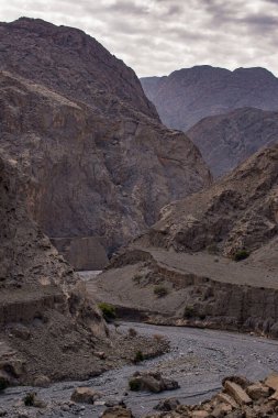 Umman, Ortadoğu, 03-06-2025: Musandam Yarımadası 'nın Hajar Dağları' ndaki en yüksek dağ olan Jebel Al Harim (Jabal Al Harim) 'e uzanan yol kanyonu ve manzarası
