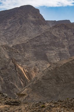 Umman, Ortadoğu, 03-06-2025: Musandam Yarımadası 'nın Hajar Dağları' ndaki en yüksek dağ olan Jebel Al Harim (Jabal Al Harim) 'e uzanan yol kanyonu ve manzarası