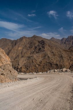 Umman, Ortadoğu, 03-06-2025: Musandam Yarımadası 'nın Hajar Dağları' ndaki en yüksek dağ olan Jebel Al Harim (Jabal Al Harim) 'e uzanan yol kanyonu ve manzarası