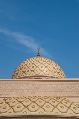 Umman, 03-06-2025: Mavi gökyüzü ve bir dağa karşı süslü bir kubbe, Arap Yarımadası 'nın kuzeydoğu noktası olan Musandam Yarımadası' nın (Ruus Al Jibal) birçok camisinden biri. Çöl manzarası