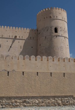 Umman, Ortadoğu: 17. yüzyıldan kalma Bayt Ar Ridaydah kalesinin mimari detayları, Bani Riyam kabilesinin ana vatanını kontrol eden kalelerinden biri.