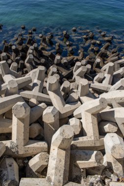 Umman, Ortadoğu, 03-06-2025: Umman Körfezi 'ndeki yapay deniz kayaları dağların kenarındaki Muscat Eski Kasabası' nın ünlü gezinti güvertesi Mutrah Corniche boyunca yürürken görüldü.