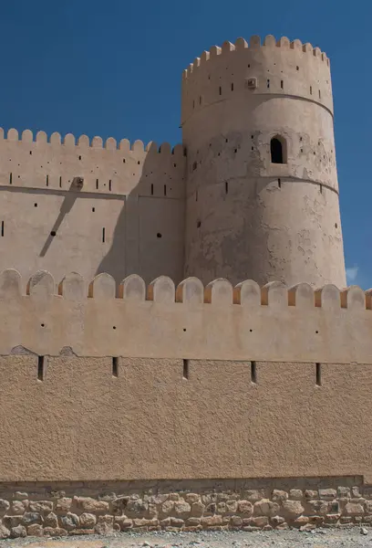 Umman, Ortadoğu: 17. yüzyıldan kalma Bayt Ar Ridaydah kalesinin mimari detayları, Bani Riyam kabilesinin ana vatanını kontrol eden kalelerinden biri.