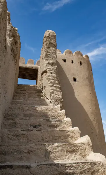 Umman, Ortadoğu, 03-06-2025: Bidbid Kalesi 'nin yıkıntıları, 16. yüzyılda Bidbid, Ad Dakhiliyah Valiliği' ndeki yerel kabilelerden biri tarafından inşa edildi. 