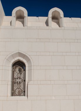 Muscat, Umman, Ortadoğu: Umman Sultanı 'nın resmi görevler için kullandığı, El Alam Sarayı (Bayrak Sarayı) meydanındaki hükümet binalarının mimari detayları