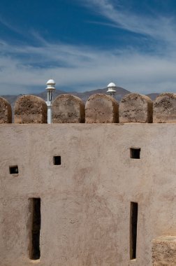 Umman, Ortadoğu: Nizwa Kalesi 'nden görülen şehir minareleri, 1650' lerde inşa edilen Nizwa Kalesi 'nin altında yatan yapı 12. yüzyıla dayanıyor olsa bile, Umman' ın en çok ziyaret edilen ulusal anıtı.