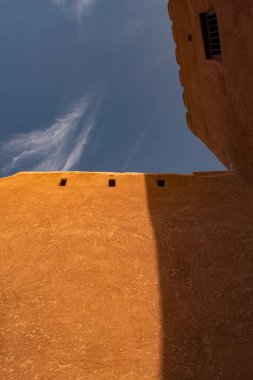 Umman, Ortadoğu: Nakhal Kalesi 'nin mimari ayrıntıları (Husn Al Heem), Al Batinah Bölgesi' nde 7. yüzyıldan önce bir vaha ve yakındaki ticaret yollarının korunması amacıyla inşa edilmiş.