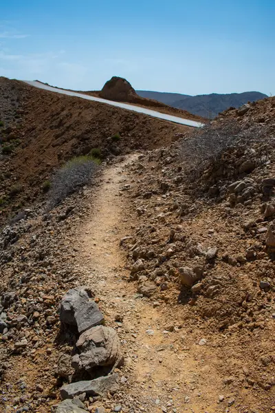 Umman, Ortadoğu: Çöl manzarası ve Bandar Al Khayran 'a giden toprak yol, Muscat' ın doğusunda engebeli engebeli bir kıyı şeridi, dolambaçlı fiyort sistemleri, adalar ve tenha cennet plajları hazinesi.