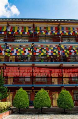 Dakshinkali, Nepal, Asya: Guru Rinpoche (Padmasambhava, Lotus doğumlu) manastırı, tantra Budist Vajra ustası, 2012 yılında inşa edilmiş, Dollu ve Pharping manastırlarına bakan