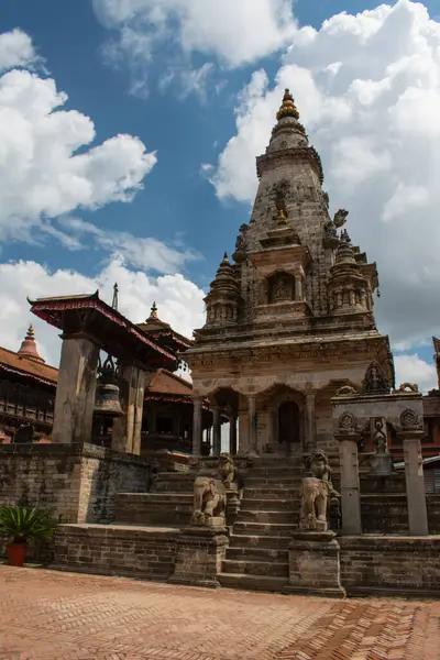 Nepal: Bhaktapur Durbar Meydanı, 14. yüzyıldan 15. yüzyıla kadar Nepal 'in Malla krallarına ve 15. yüzyıldan 18. yüzyıla kadar Bhaktapur Krallığı' na ev sahipliği yapan Bhaktapur 'daki eski kraliyet sarayı.