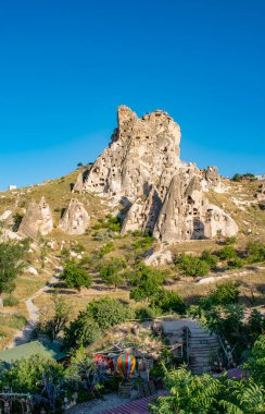 Kapadokya, Türkiye, Avrupa: ünlü bölgenin manzarası binlerce yıllık volkanik aktivite ve erozyondan kaynaklanıyor, volkanik enkazın oluşturduğu gözenekli kayaları beklenmedik şekillere dönüştürüyor.
