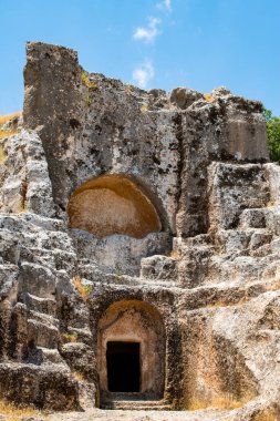 Adiyaman, Türkiye: Pirin Harabeleri 'nin (Perre antik kenti), Commagene Krallığı' nın küçük bir kasabası ve mezarlığı, daha sonra Roma İmparatorluğu 'nun önemli bir yerel merkezi.