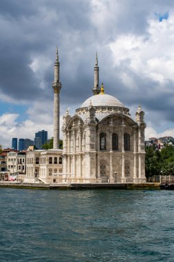 İstanbul, Türkiye: Beşiktaş 'taki Büyük Sultan Abdulmejid Camii (Buyuk Mecidiye Camii, Büyük Sultan Abdulmejid Camii), Boğaziçi' nin en popüler mekanlarından biri olan Ortakoy rıhtım meydanının limanında yer alıyor.