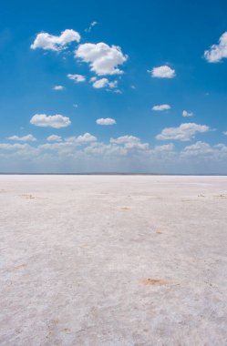 Türkiye: Tuz Gölü manzarası (Tuz Golu), kırmızı ve pembe tuzlu su ile tuzlu göl, dünyanın en büyük hipertuzlu göllerinden biri, Ankara, Aksaray, Konya