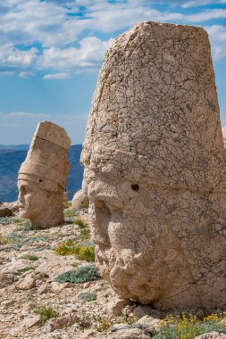 Türkiye 'nin Kahta kenti: kendisi ve Yunan, Ermeni ve Medya tanrılarının dev heykelleriyle çevrili I. Antiochus' un mozolesinin bulunduğu Nemrut Dağı, Nemrut Dağı 'nın doğu terasının ayrıntıları.