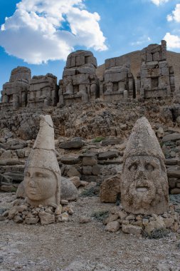 Türkiye 'nin Kahta kenti: kendisi ve Yunan, Ermeni ve Medya tanrılarının dev heykelleriyle çevrili I. Antiochus' un mozolesinin bulunduğu Nemrut Dağı 'nın batı terasının ayrıntıları.