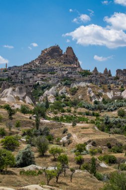 Kapadokya, Türkiye, Avrupa: kalesi ve vadisi ile Uchisar 'ın panoramik manzarası, ünlü Goreme Milli Parkı' nın kenarında büyük bir kaya konisinin etrafında toplanmış eski köy bulunuyor.