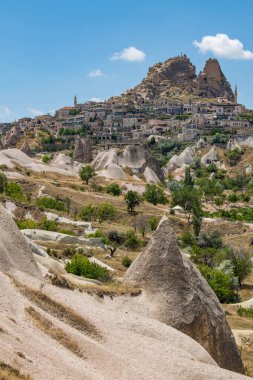 Kapadokya, Türkiye, Avrupa: kalesi ve vadisi ile Uchisar 'ın panoramik manzarası, ünlü Goreme Milli Parkı' nın kenarında büyük bir kaya konisinin etrafında toplanmış eski köy bulunuyor.
