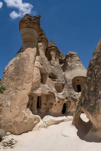 Kapadokya, Türkiye, Avrupa: ünlü bölgenin manzarası binlerce yıllık volkanik aktivite ve erozyondan kaynaklanıyor, volkanik enkazın oluşturduğu gözenekli kayaları beklenmedik şekillere dönüştürüyor.