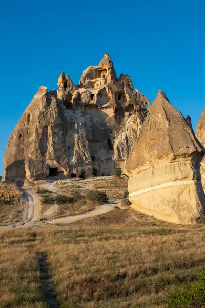 Kapadokya, Türkiye, Avrupa: ünlü bölgenin manzarası binlerce yıllık volkanik aktivite ve erozyondan kaynaklanıyor, volkanik enkazın oluşturduğu gözenekli kayaları beklenmedik şekillere dönüştürüyor.