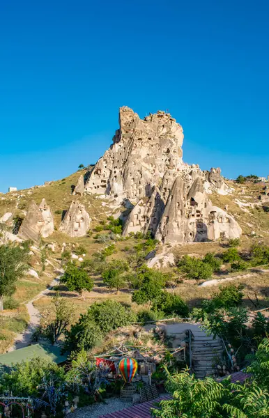 Kapadokya, Türkiye, Avrupa: ünlü bölgenin manzarası binlerce yıllık volkanik aktivite ve erozyondan kaynaklanıyor, volkanik enkazın oluşturduğu gözenekli kayaları beklenmedik şekillere dönüştürüyor.