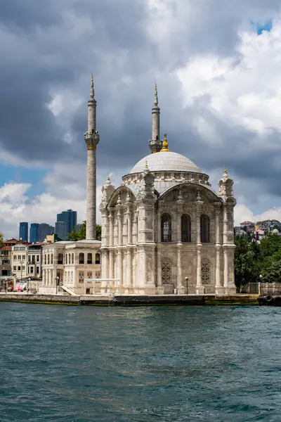 İstanbul, Türkiye: Beşiktaş 'taki Büyük Sultan Abdulmejid Camii (Buyuk Mecidiye Camii, Büyük Sultan Abdulmejid Camii), Boğaziçi' nin en popüler mekanlarından biri olan Ortakoy rıhtım meydanının limanında yer alıyor.