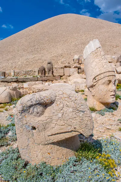 Türkiye 'nin Kahta kenti: kendisi ve Yunan, Ermeni ve Medya tanrılarının dev heykelleriyle çevrili I. Antiochus' un mozolesinin bulunduğu Nemrut Dağı, Nemrut Dağı 'nın doğu terasının ayrıntıları.