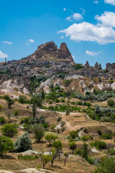 Kapadokya, Türkiye, Avrupa: kalesi ve vadisi ile Uchisar 'ın panoramik manzarası, ünlü Goreme Milli Parkı' nın kenarında büyük bir kaya konisinin etrafında toplanmış eski köy bulunuyor.
