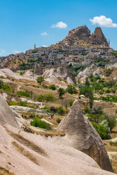 Kapadokya, Türkiye, Avrupa: kalesi ve vadisi ile Uchisar 'ın panoramik manzarası, ünlü Goreme Milli Parkı' nın kenarında büyük bir kaya konisinin etrafında toplanmış eski köy bulunuyor.