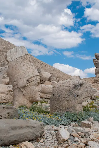 Türkiye 'nin Kahta kenti: kendisi ve Yunan, Ermeni ve Medya tanrılarının dev heykelleriyle çevrili I. Antiochus' un mozolesinin bulunduğu Nemrut Dağı, Nemrut Dağı 'nın doğu terasının ayrıntıları.