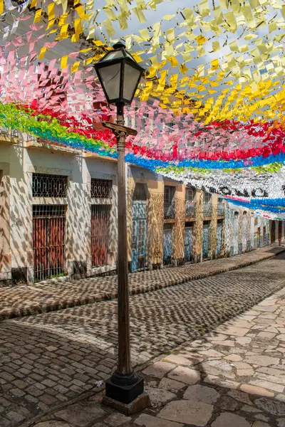 Brezilya, Güney Amerika: günlük yaşam ve ufuk çizgisi, bir sokak lambası ve Brezilya 'nın Maranhao eyaletinin başkenti ve en büyük şehri olan Sao Luis' in sokaklarındaki renkli süslemeler