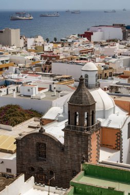 Las Palmas, Gran Canaria, Kanarya Adaları, İspanya: Atlantik Okyanusu ve başkent Las Palmas de Gran Kanaryası 'nın ufuk çizgisi Vegueta Mahallesi' ndeki Santa Ana Katedrali 'nin tepesinden görüldü.