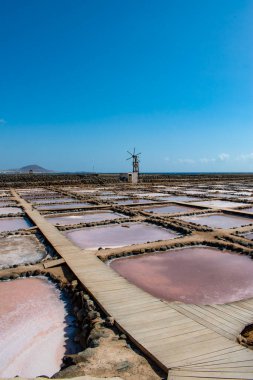 Gran Canaria, Kanarya Adaları, İspanya: 18. yüzyılın sonlarına kadar dayanan Santa Luca de Tirajana köyündeki Tenef Salinas de Tenef (Salinas de Pozo Izquierdo) tuz düzlüklerinin manzarası 