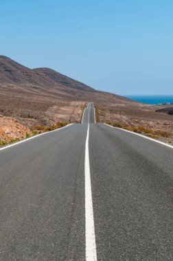 Fuerteventura, Kanarya Adaları, İspanya: Playa de Sotavento de Jandia plajına giden yol, Costa Calma 'nın (Sakin Sahil) en ünlü sahillerinden biri, güçlü rüzgar ve mükemmel dalgalar için cenneti sörf yapar.