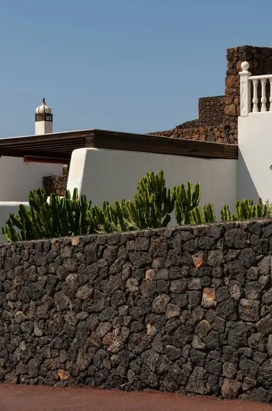 Lanzarote, Kanarya Adaları, İspanya: kayalardan ve volkanik taşlardan yapılmış, sulu bitkilerden oluşan bahçeli tipik bir beyaz Kanarya evi
